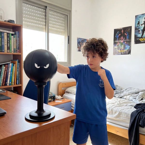 קניתי את זה בכלל בתור בדיחה ליום הולדת של הבן הגדול (בן 11), אבל בסוף זה הפך להיות הדבר הכי שימושי בבית. 
במקום לריב עם אחותו כשהוא חוזר עצבני מבית ספר, הוא נכנס לחדר ופורק את זה על השק.
הופתעתי ממש מהוואקום, זה נדבק לשולחן ולא זז גם במכות חזקות. אחלה דבר.