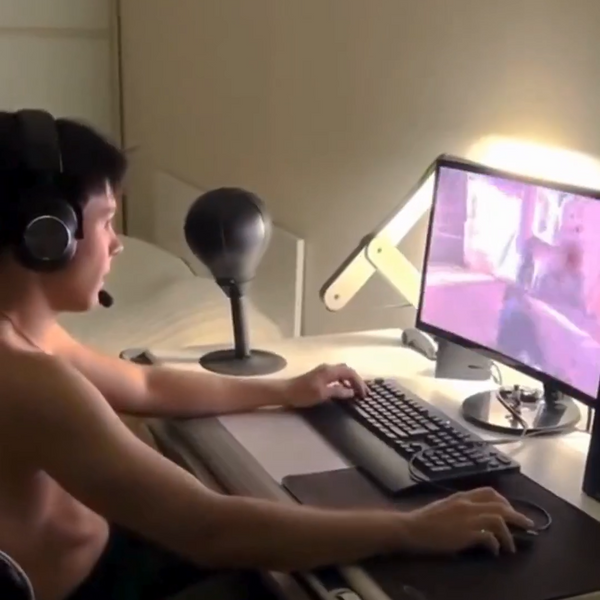 נמאס לי לראות אותם זרוקים על הספה מול הטיקטוק כל היום כמו זומבים. הפאנצ'י הזה מצליח להקים אותם מהמסך. הם עושים תחרויות ביניהם, צוחקים וזזים קצת. זה אולי נראה קטן, אבל זה מכניס חיים ואקשן לבית במקום השקט הזה של הטלפונים.